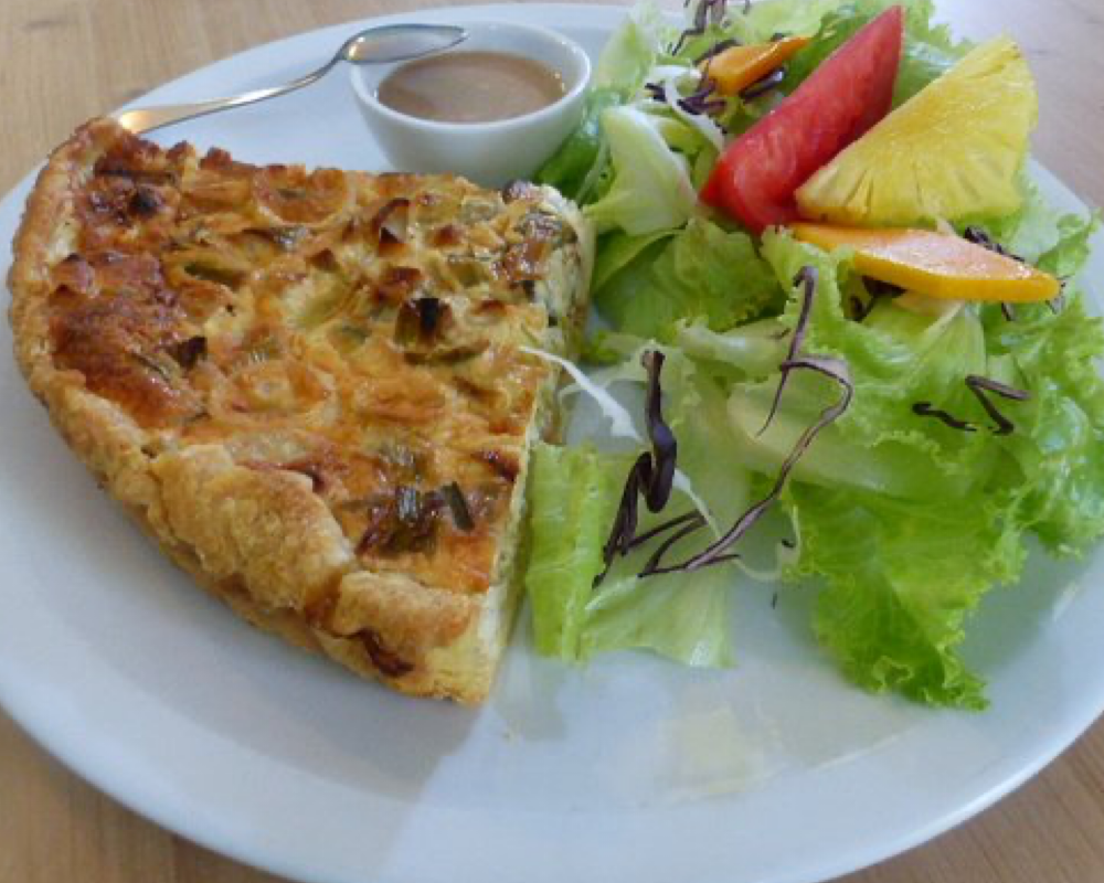 Tarte salée aux poireaux accompagnée d'une salade et de sa vinaigrette maison