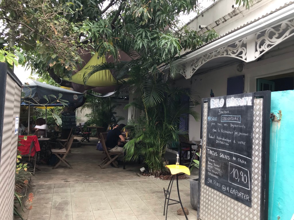 cour intérieure ombragée du restaurant Belo Honrizonté sur saint peirre