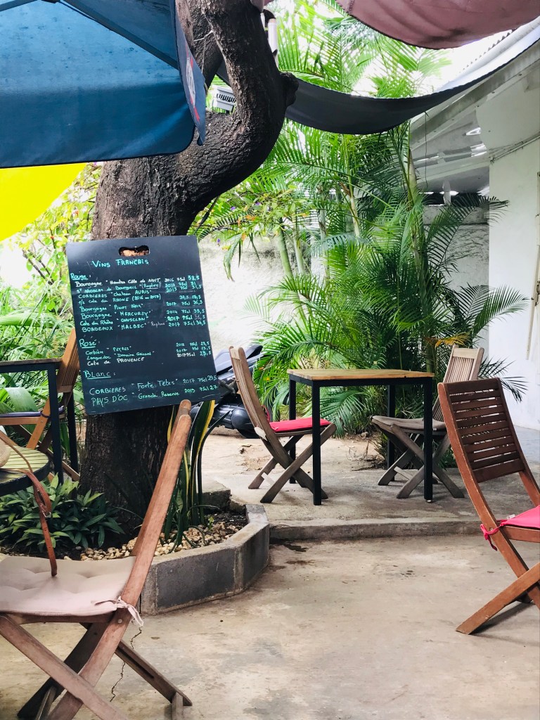 Petite cour arborée ru restaurant Belo Horizonte Restaurant sur Saint Pierre